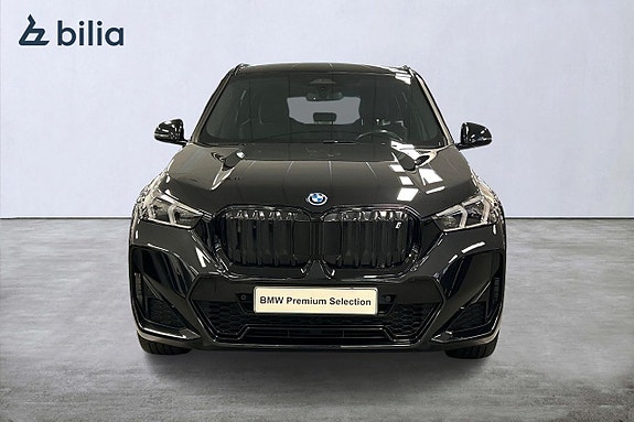 BMW iX1 5 of 19