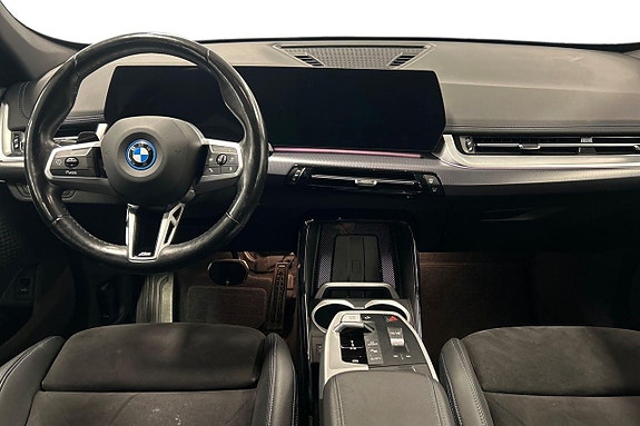 BMW iX1 8 of 19