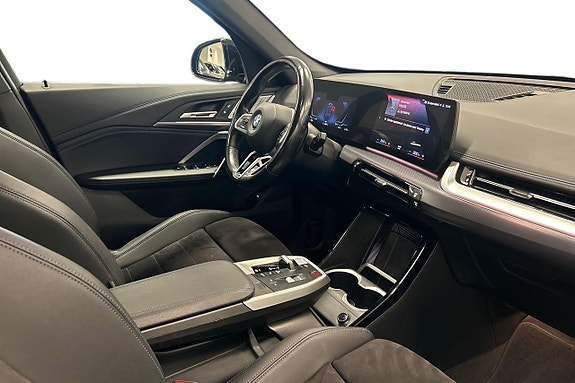 BMW iX1 6 of 19