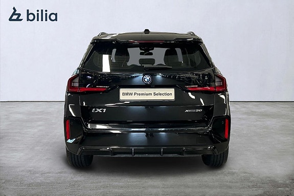 BMW iX1 4 of 19