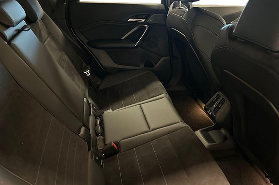 BMW iX1 7 of 19