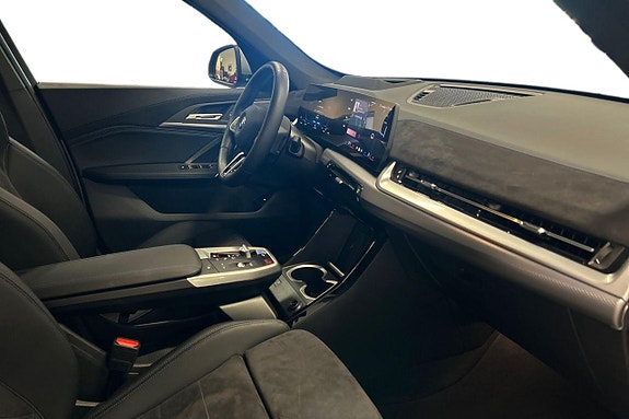 BMW iX1 6 of 19