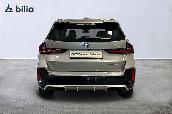 BMW iX1 4 of 19