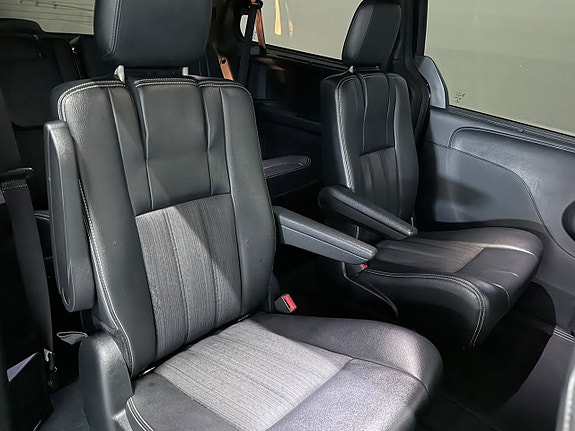 Lancia Voyager 16 of 28