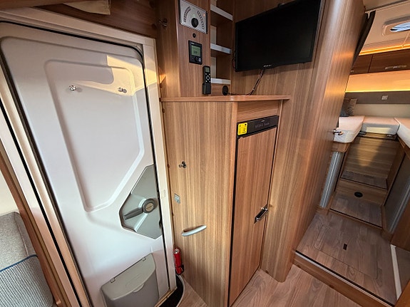 Weinsberg CaraSuite 700 ME - Höga långbäddar - 5 Bältade - 5 Sovplatser - Solcell- 11 of 21