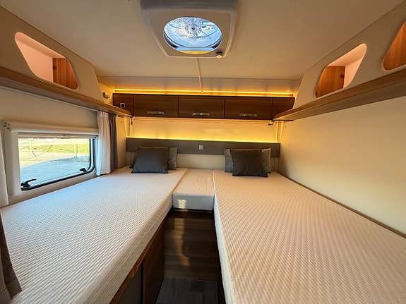Weinsberg CaraSuite 700 ME - Höga långbäddar - 5 Bältade - 5 Sovplatser - Solcell- 13 of 21
