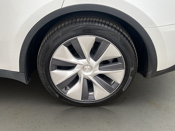 Tesla Model Y 28 of 30