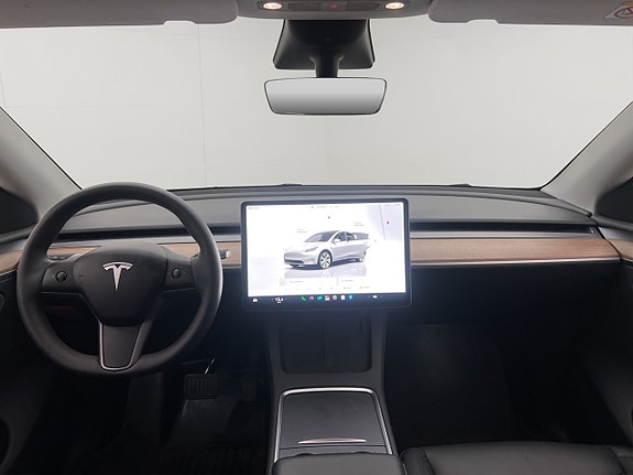 Tesla Model Y 14 of 30