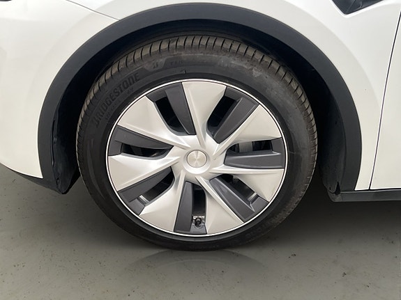 Tesla Model Y 26 of 30