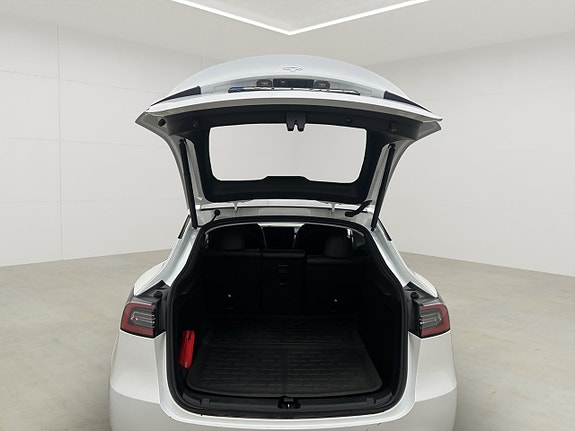 Tesla Model Y 10 of 30