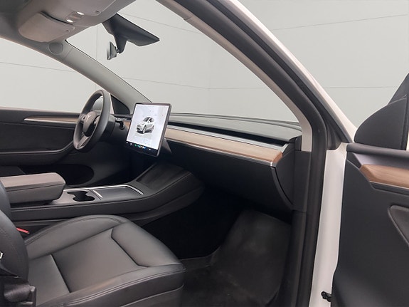 Tesla Model Y 12 of 30