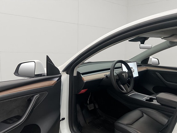 Tesla Model Y 16 of 30