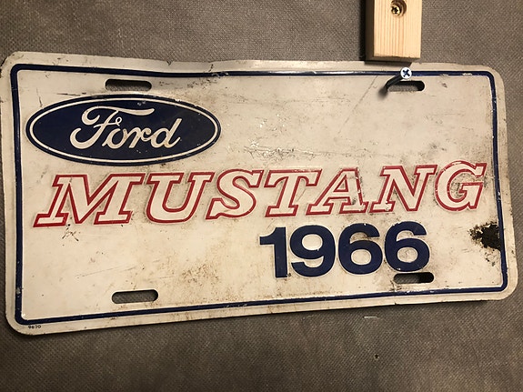 Ford Mustang 2 of 5