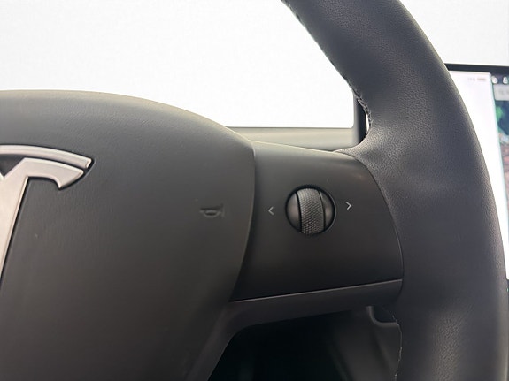 Tesla Model Y 27 of 30