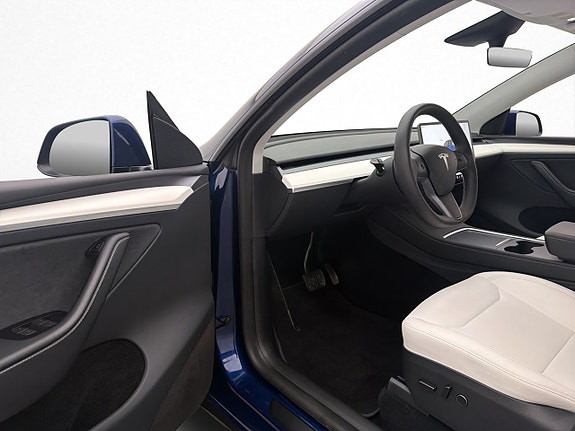 Tesla Model Y 16 of 30