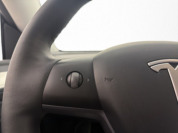 Tesla Model Y 28 of 30