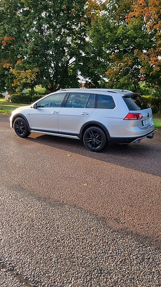 Volkswagen Golf Alltrack 2 of 5