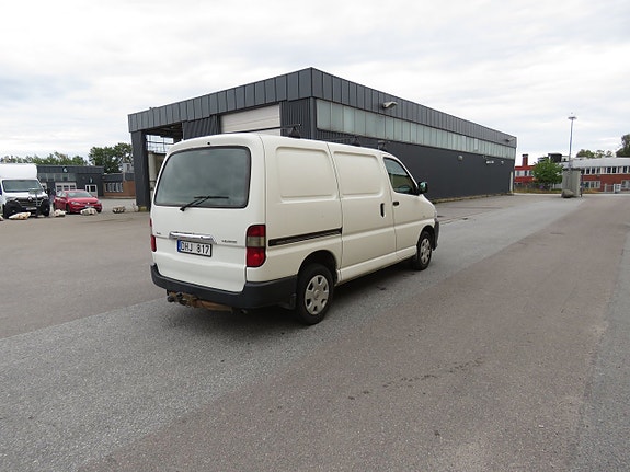 Toyota HiAce 6 of 14