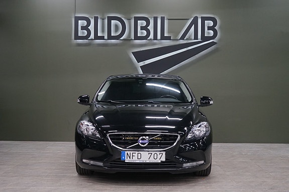 Volvo V40 2 of 15