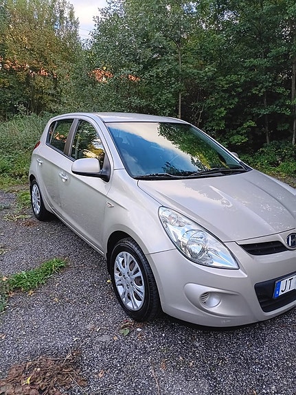 Hyundai i20 2 of 15
