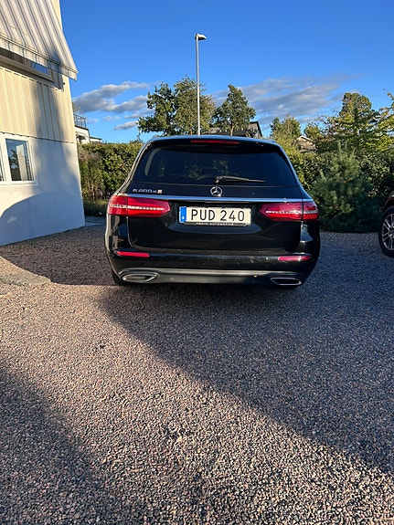 Mercedes-Benz E200 2 of 7