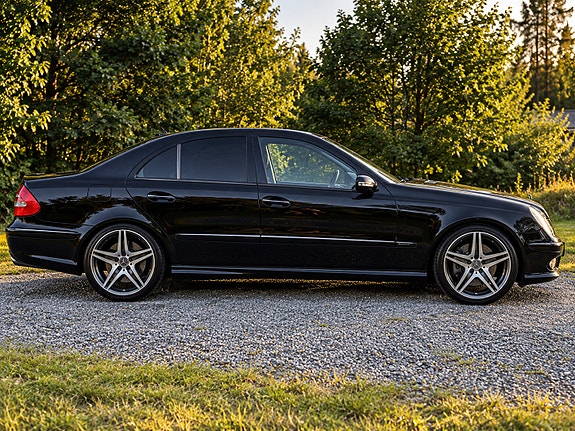 Mercedes-Benz E220 3 of 6