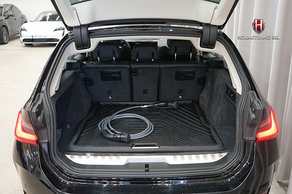 BMW 330e 25 of 27