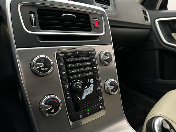 Volvo V60 Cross Country 24 of 30