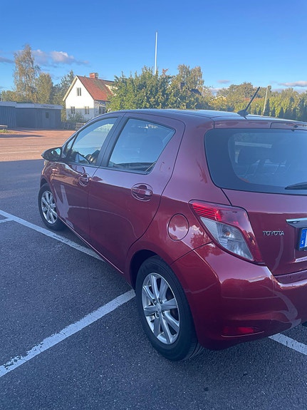 Toyota Yaris 4 of 8