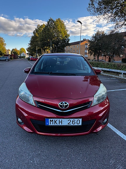 Toyota Yaris 2 of 8
