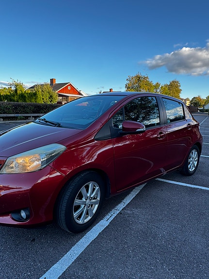 Toyota Yaris 3 of 8