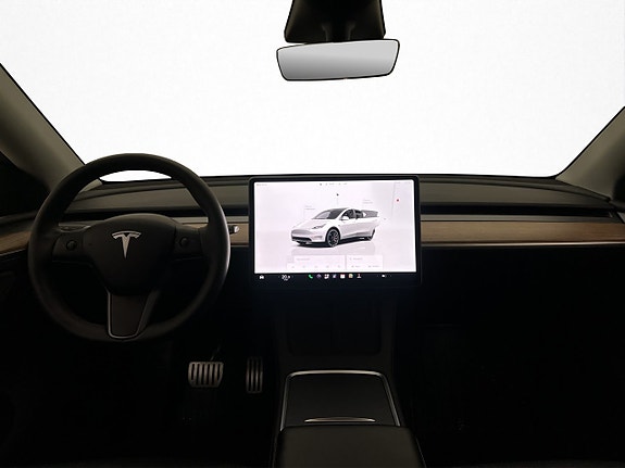 Tesla Model Y 21 of 30