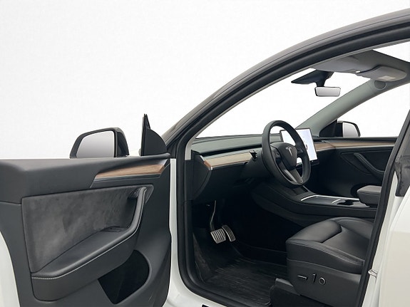 Tesla Model Y 23 of 30