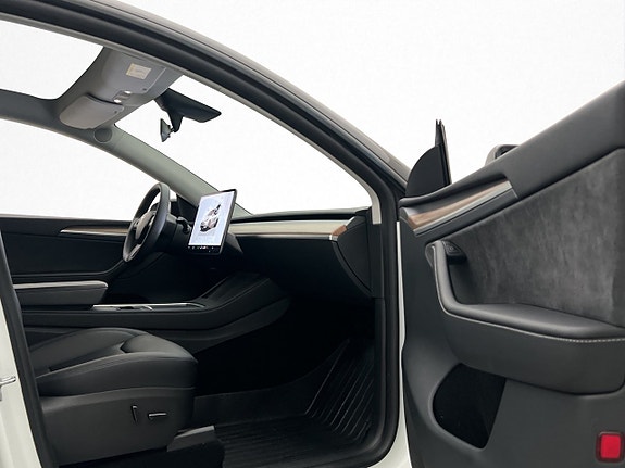 Tesla Model Y 16 of 30