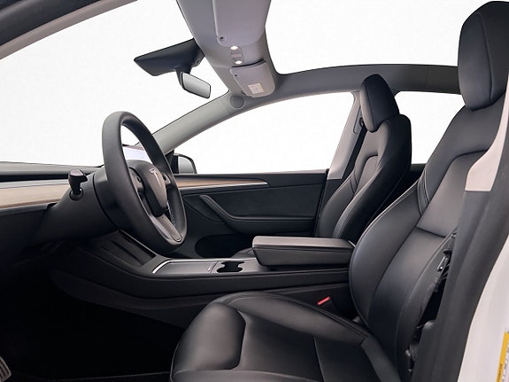 Tesla Model Y 24 of 30