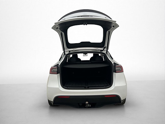 Tesla Model Y 18 of 30