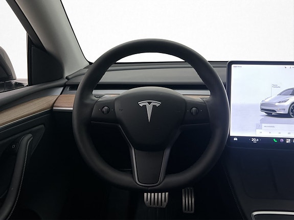 Tesla Model Y 22 of 30