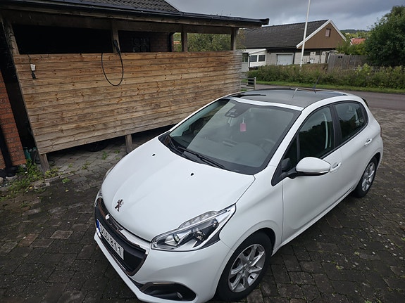 Peugeot 208 3 of 8