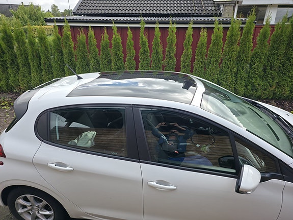 Peugeot 208 5 of 8