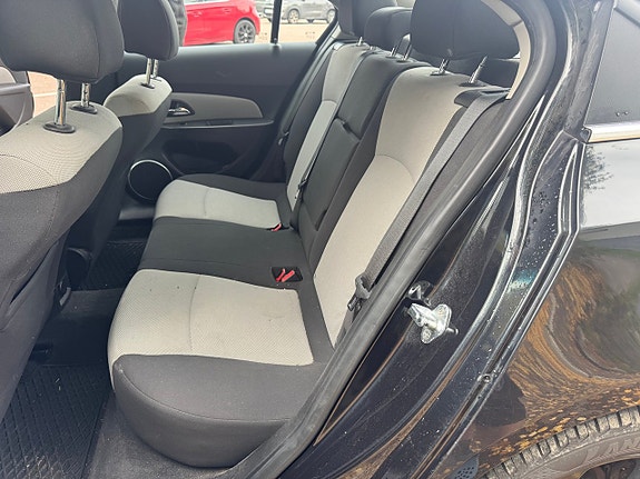 Chevrolet Cruze 11 of 13