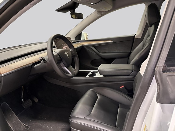 Tesla Model Y 8 of 17