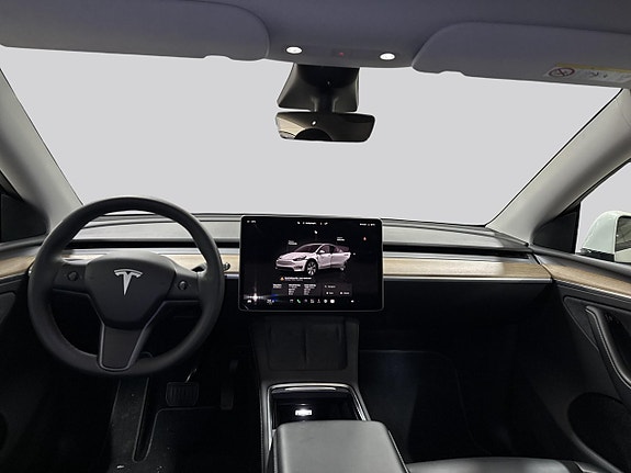 Tesla Model Y 7 of 17