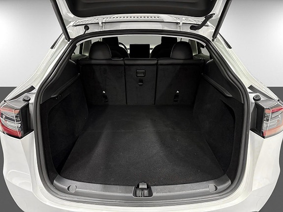 Tesla Model Y 14 of 17