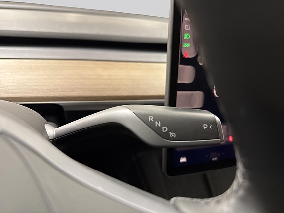 Tesla Model Y 12 of 17