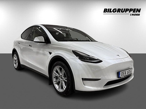 Tesla Model Y 3 of 17
