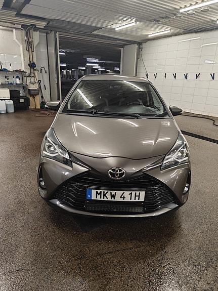 Toyota Yaris 2 of 14
