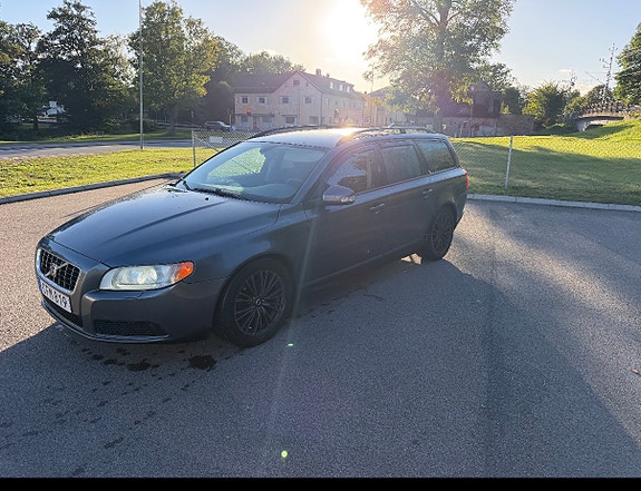Volvo V70 2 of 3