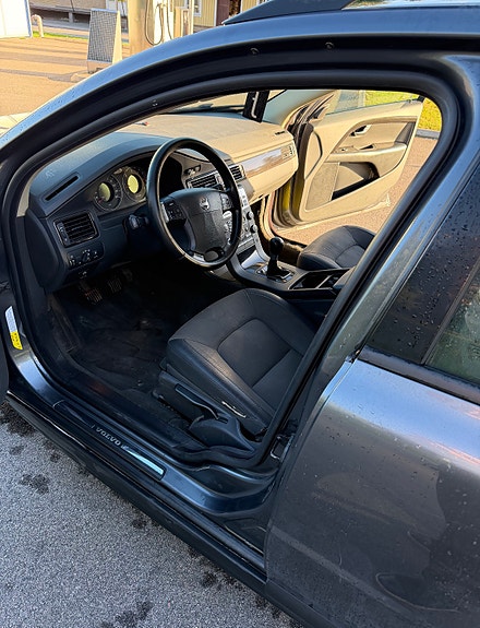 Volvo V70 3 of 3