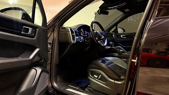 Porsche Cayenne 12 of 30
