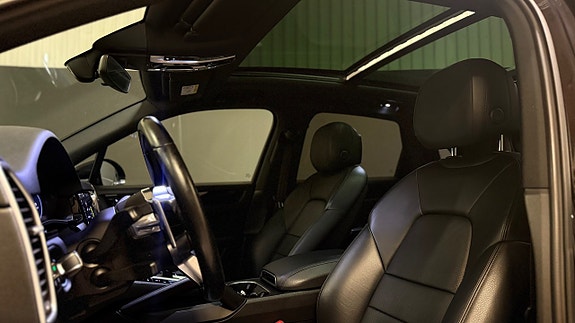 Porsche Cayenne 14 of 30